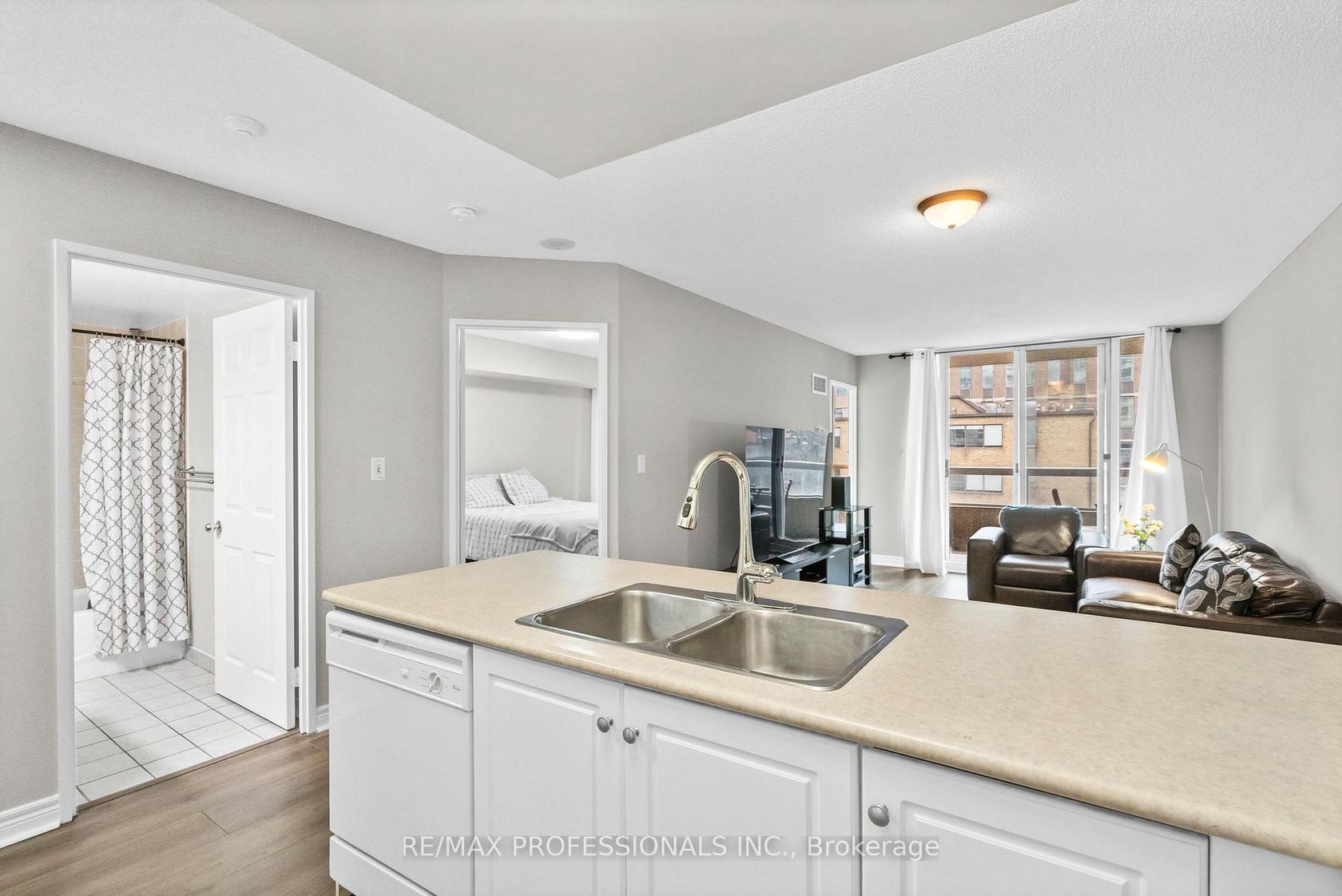 608 - 43 Eglinton Avenue E, Mount Pleasant West, Toronto by Loree Meneguzzi Real Estate 608 - 43 Eglinton Avenue E, Mount Pleasant West, Toronto