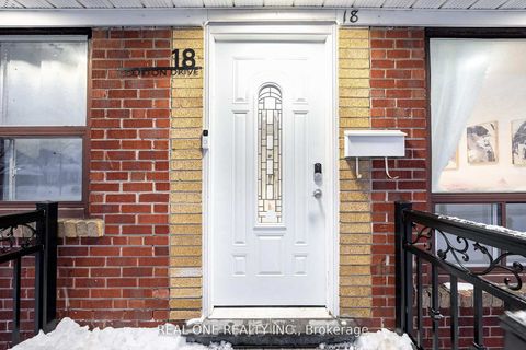 Photo 2 at 18 Courton Drive, Maryvale, Toronto