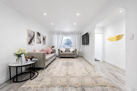 Photo 4 at 18 Courton Drive, Maryvale, Toronto