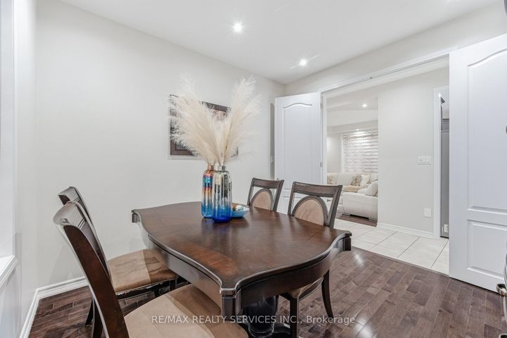 Photo 10 at 28 Enford Crescent, Northwest Brampton, Brampton