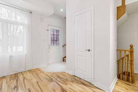 Photo 5 at 23 - 125 Hall Street W, Mill Pond, Richmond Hill