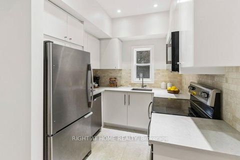 Photo 14 at 23 - 125 Hall Street W, Mill Pond, Richmond Hill