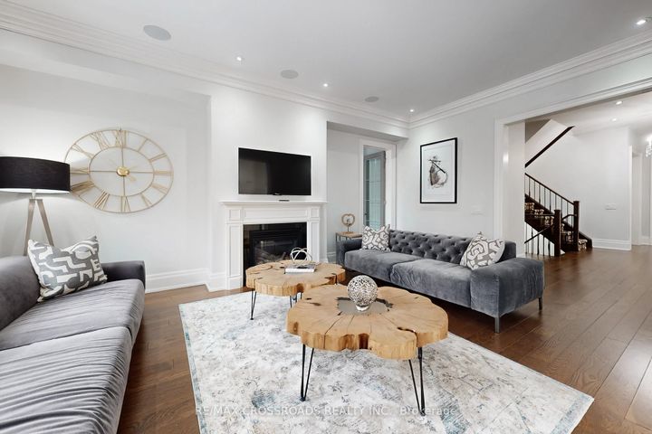 Photo 3 at 76 Annsleywood Court, Kleinburg, Vaughan