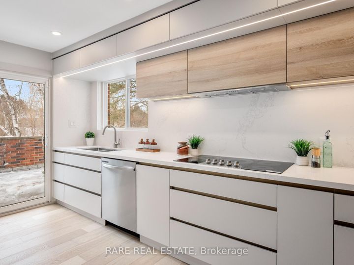 Photo 11 at 45 Thorny Brae Drive, Royal Orchard, Markham