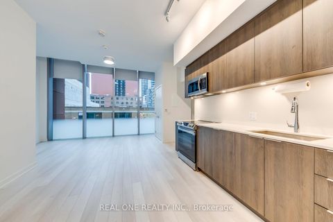 Photo 10 at 201 - 357 King Street W, Waterfront Communities C1, Toronto