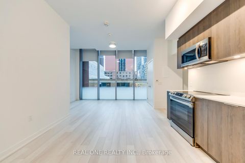 Photo 11 at 201 - 357 King Street W, Waterfront Communities C1, Toronto
