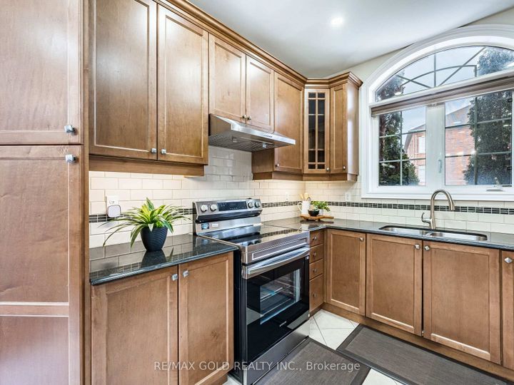 Photo 10 at 2 Bryony Road, Northwest Brampton, Brampton