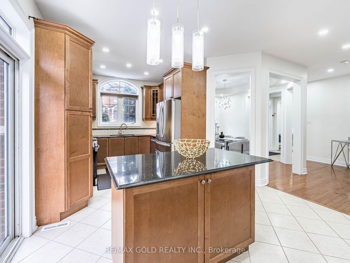 Photo 11 at 2 Bryony Road, Northwest Brampton, Brampton