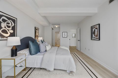 Photo 25 at 316 - 333 Clark Avenue W, Yorkhill, Vaughan