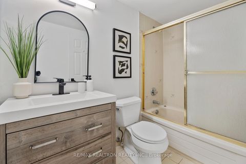 Photo 31 at 316 - 333 Clark Avenue W, Yorkhill, Vaughan