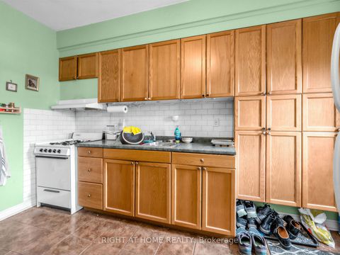 Photo 21 at 542 Crawford Street, Little Italy, Toronto