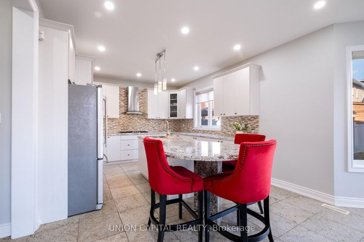 Photo 10 at 67 Royal West Drive, Credit Valley, Brampton