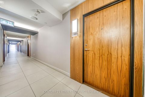 Photo 2 at 812 - 85 Queens Wharf Road, Waterfront Communities C1, Toronto