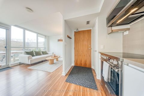Photo 3 at 812 - 85 Queens Wharf Road, Waterfront Communities C1, Toronto