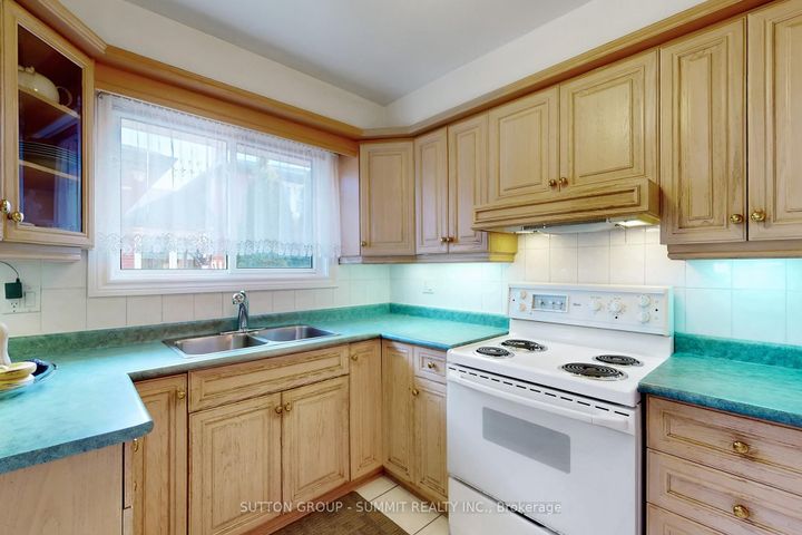 Photo 9 at 3466 Cedar Creek Drive, Applewood, Mississauga