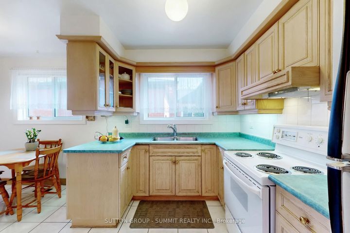 Photo 10 at 3466 Cedar Creek Drive, Applewood, Mississauga