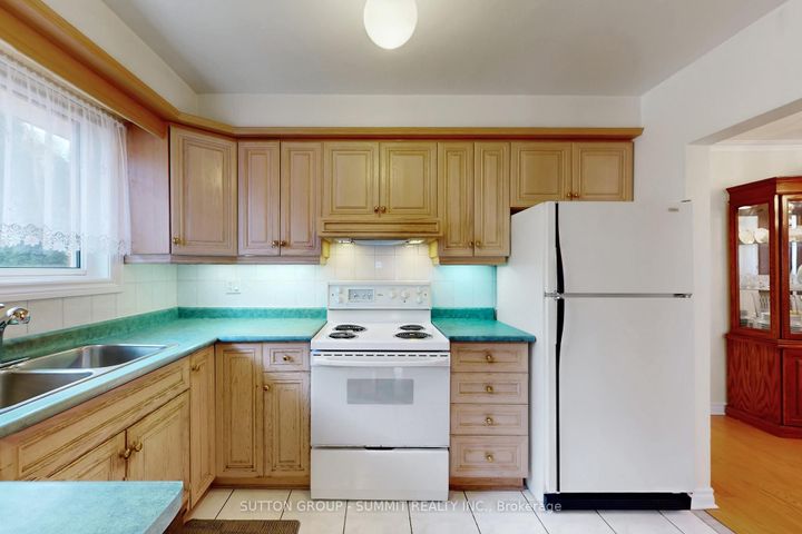 Photo 11 at 3466 Cedar Creek Drive, Applewood, Mississauga