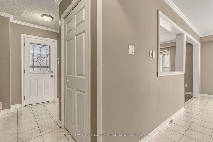 Photo 2 at 95 Thornlodge Drive, Waterdown, Hamilton