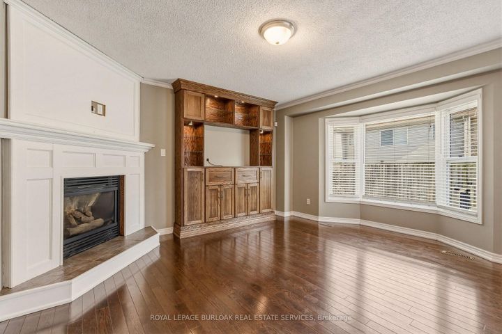 Photo 5 at 95 Thornlodge Drive, Waterdown, Hamilton