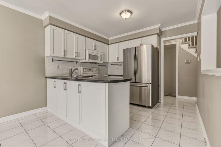 Photo 10 at 95 Thornlodge Drive, Waterdown, Hamilton