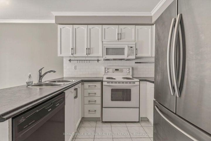 Photo 11 at 95 Thornlodge Drive, Waterdown, Hamilton