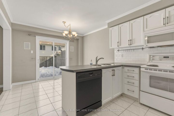 Photo 12 at 95 Thornlodge Drive, Waterdown, Hamilton