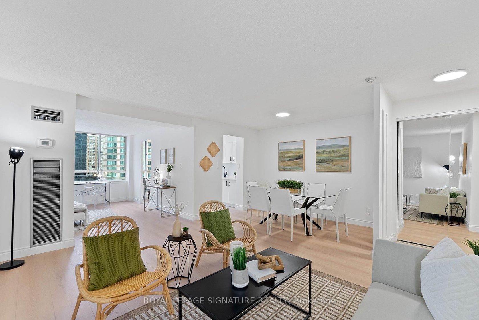 921 - 633 Bay Street, Bay Street Corridor, Toronto photo number 2