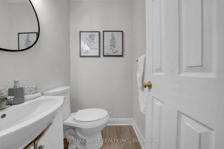 Photo 12 at 164 Albert Street, Central, Oshawa