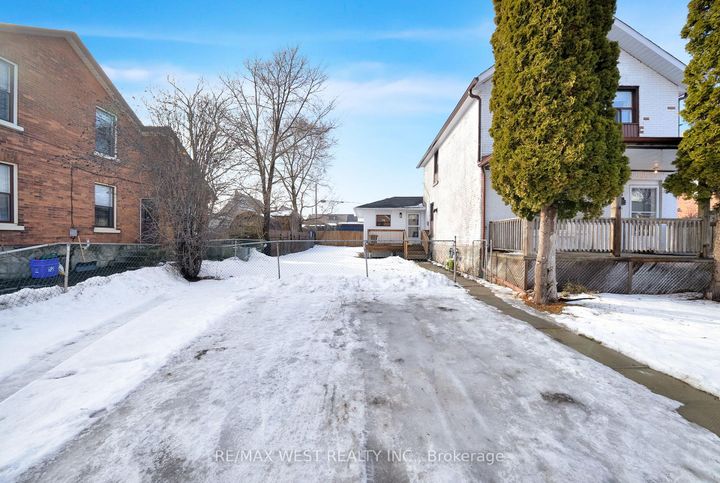 Photo 32 at 164 Albert Street, Central, Oshawa