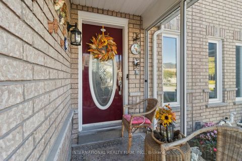 Photo 4 at 76 Timberwolf Crescent, Vellore Village, Vaughan