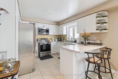 Photo 15 at 76 Timberwolf Crescent, Vellore Village, Vaughan