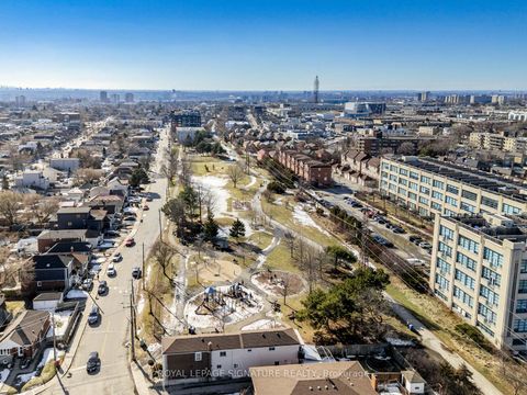 Photo 34 at 985 Roselawn Avenue, Belgravia, Toronto