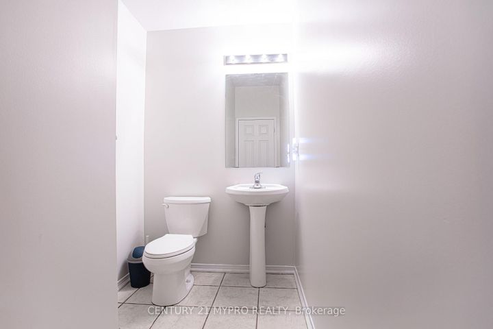 Photo 5 at 22 Mansur Terrace, York University Heights, Toronto