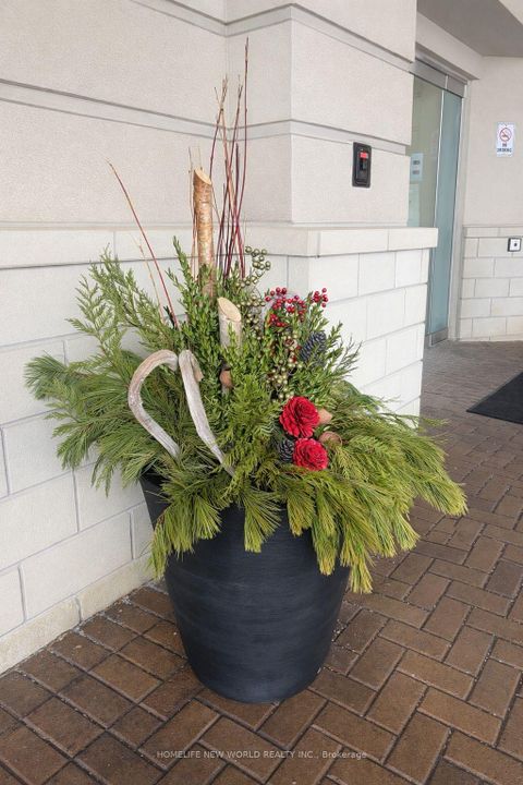 Photo 3 at 609 - 1 Maison Parc Court, Lakeview Estates, Vaughan