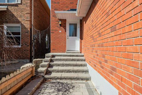 Photo 1 at 109 Whitney Place, Lakeview Estates, Vaughan