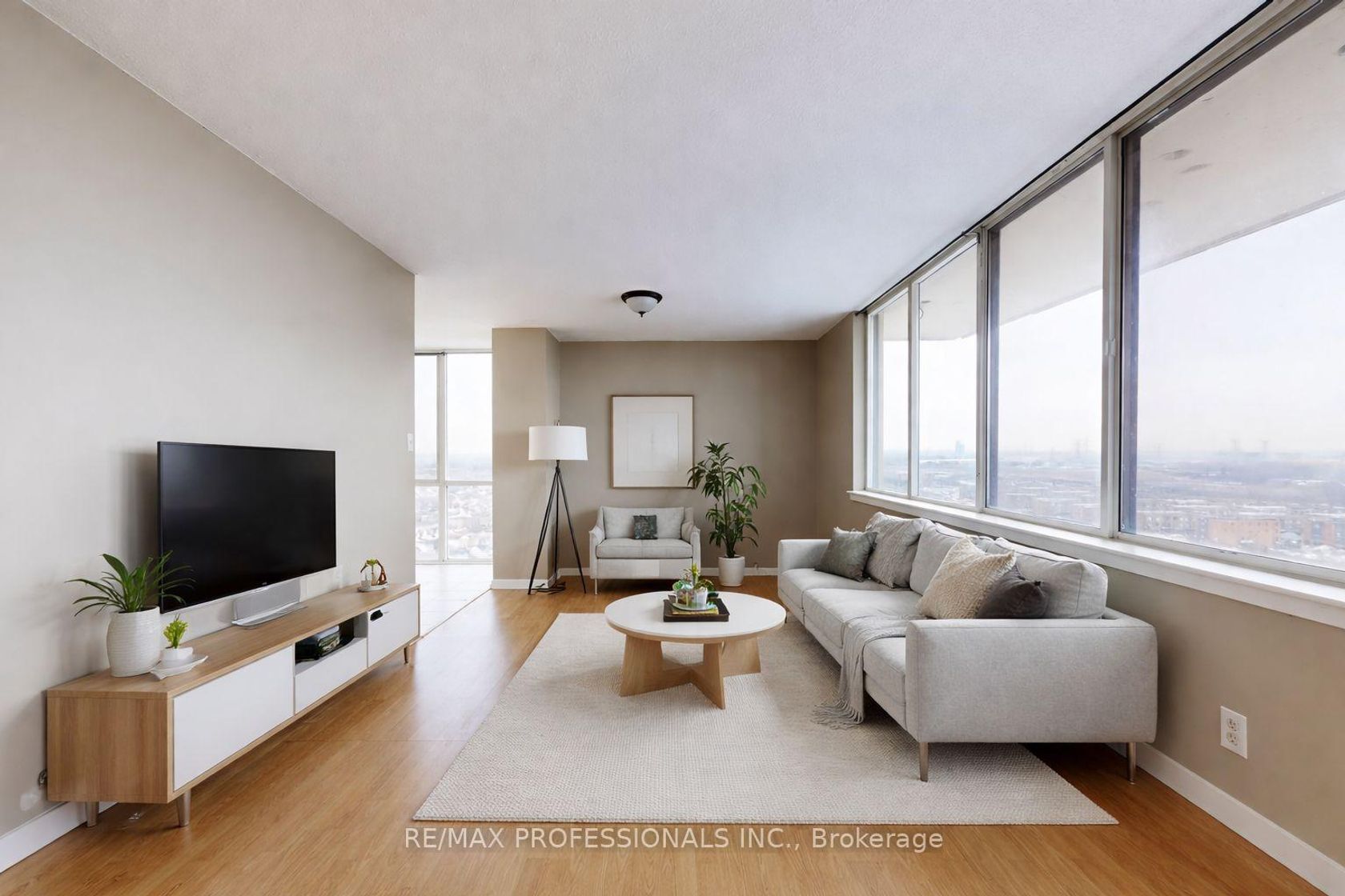 1911 - 10 Markbrook Lane, Jamestown, Toronto photo number 2