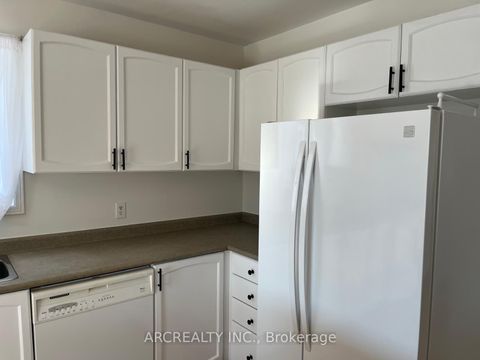 Photo 5 at 41 Canary Reed Court, Holly, Barrie