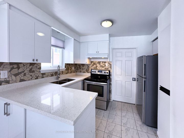 Photo 3 at 3240 Trisha Downs, Mississauga Valleys, Mississauga
