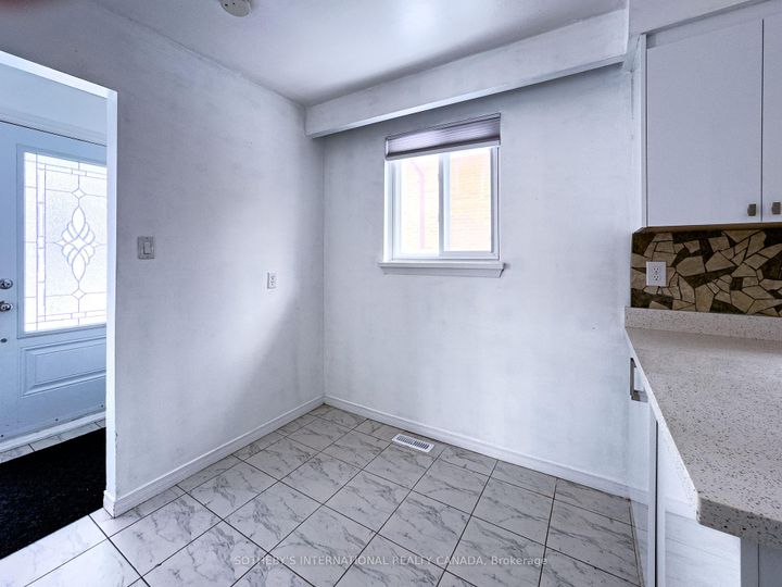 Photo 5 at 3240 Trisha Downs, Mississauga Valleys, Mississauga