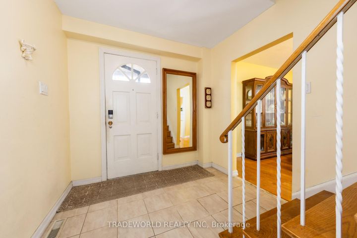 Photo 2 at 1924 Steepbank Crescent, Applewood, Mississauga