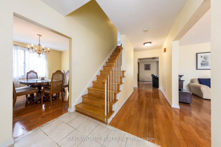 Photo 3 at 1924 Steepbank Crescent, Applewood, Mississauga