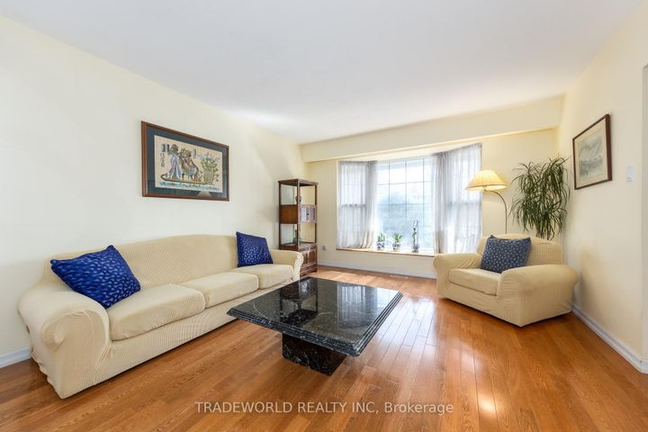 Photo 4 at 1924 Steepbank Crescent, Applewood, Mississauga