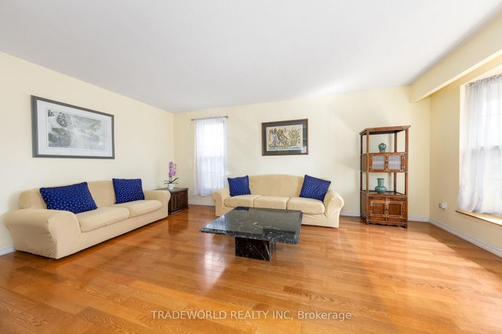 Photo 5 at 1924 Steepbank Crescent, Applewood, Mississauga