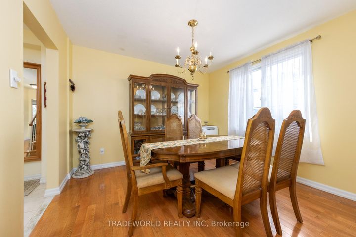 Photo 7 at 1924 Steepbank Crescent, Applewood, Mississauga