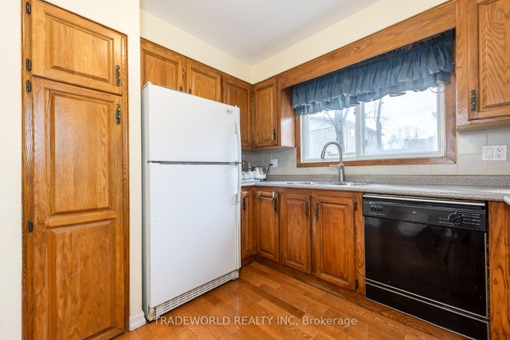 Photo 8 at 1924 Steepbank Crescent, Applewood, Mississauga