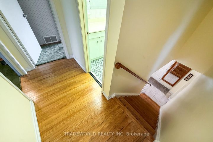 Photo 12 at 1924 Steepbank Crescent, Applewood, Mississauga