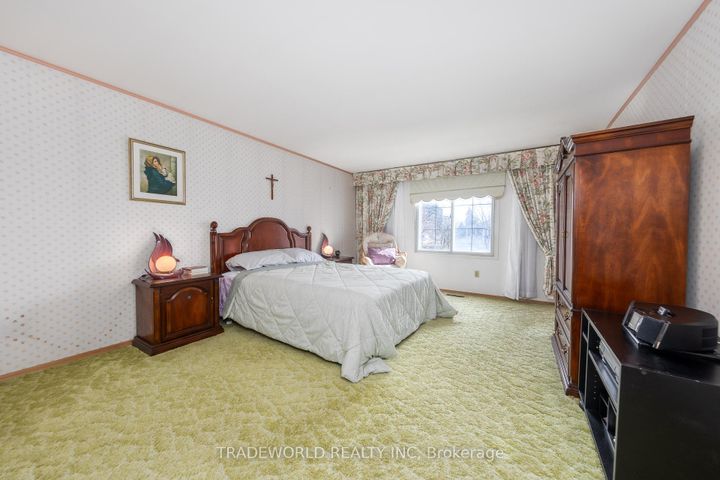 Photo 13 at 1924 Steepbank Crescent, Applewood, Mississauga