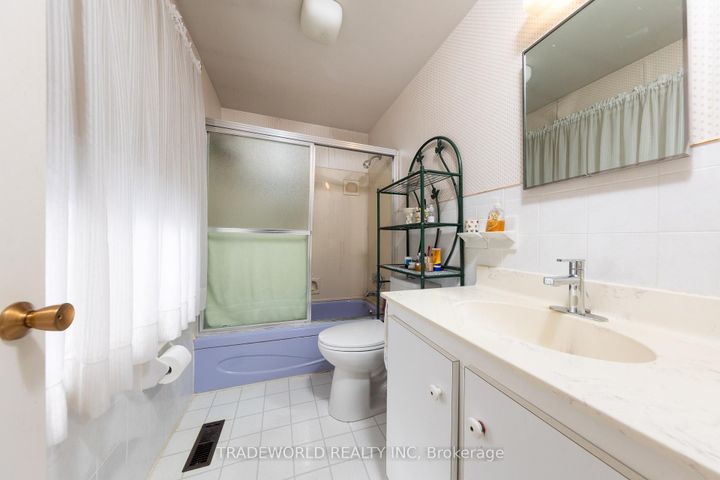 Photo 15 at 1924 Steepbank Crescent, Applewood, Mississauga