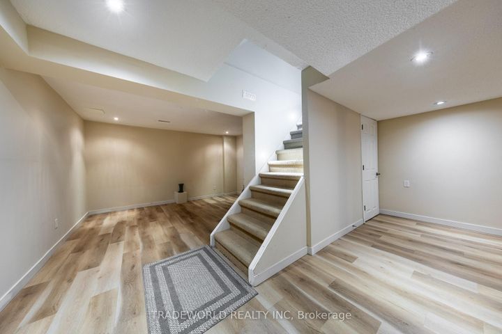 Photo 19 at 1924 Steepbank Crescent, Applewood, Mississauga