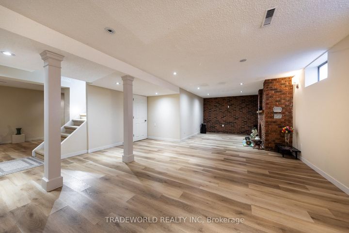 Photo 20 at 1924 Steepbank Crescent, Applewood, Mississauga